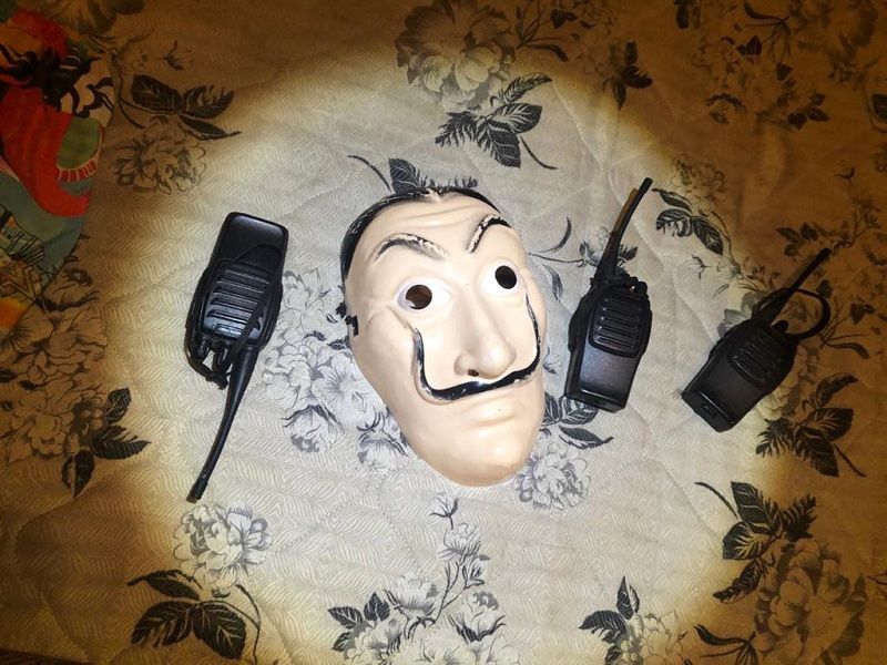 Máscara de Salvador Dalí foi usada no assalto ao motel. (Foto: Divulgação)