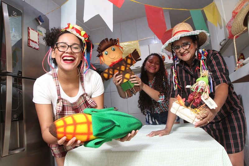 Rayla se diverte com a irmã Maria Luiza e a mãe, Jacirene Corrêa numa festa junina dentro de casa (Foto: Beto Morais/AT)