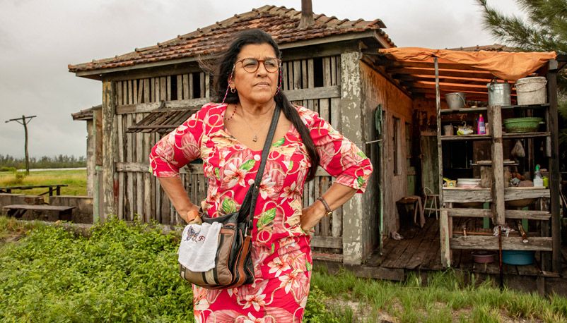 Regina Casé vive Lurdes em “Amor de Mãe” (Foto: Victor Pollak)