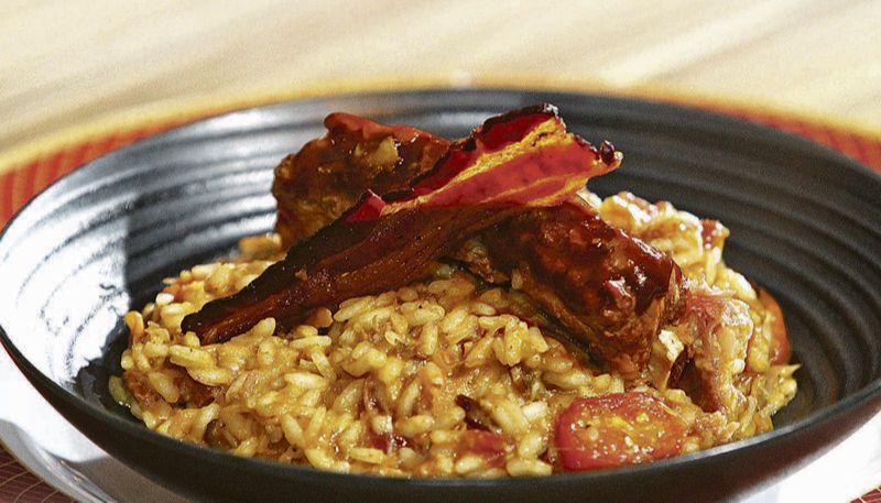 Risoto de costelinha suína com tomate e bacon (Foto: Beto Morais / AT)