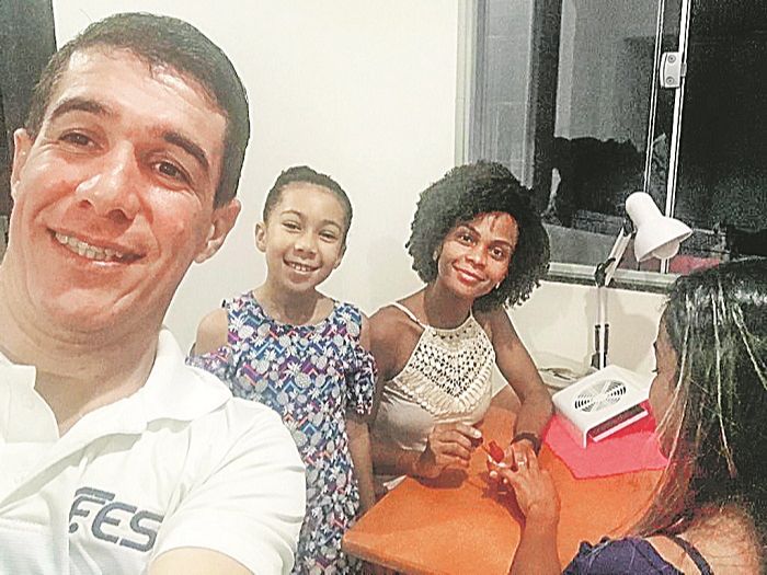 Rogério Noia e a mulher Bianca, que trabalha como manicure (Foto: Acervo pessoal)