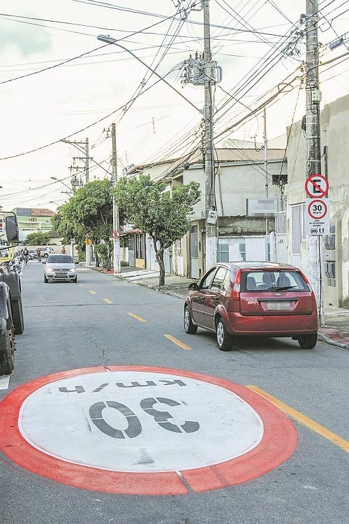 Rua Desembargador Cassiano Castelo, já sinalizada: ciclista é prioridade (Foto: Leone Iglesias/AT)