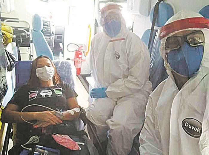 Socorristas do Samu durante o atendimento a Letícia Santos, de 26 anos, que testou positivo para Covid-19. Ela postou a foto numa rede social em agradecimento à equipe (Foto: Divulgação/Redes Sociais)