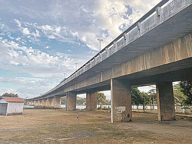 Pilares de sustentação da Segunda Ponte, que liga Vitória a Cariacica e Vila Velha, passam por restauração (Foto: Kadidija Fernandes/ AT)