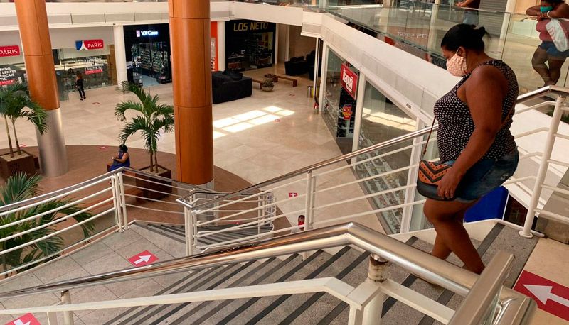 Cliente segue pelas setas indicativas, instaladas no shopping (Foto: Kadidja Fernandes / AT)