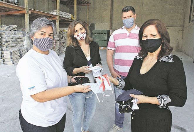 Toninha De Nadai (primeira à esquerda) conta com o apoio de familiares e amigos para a confecção e distribuição das máscaras de proteção facial (Foto: Kadidja Fernandes/AT)