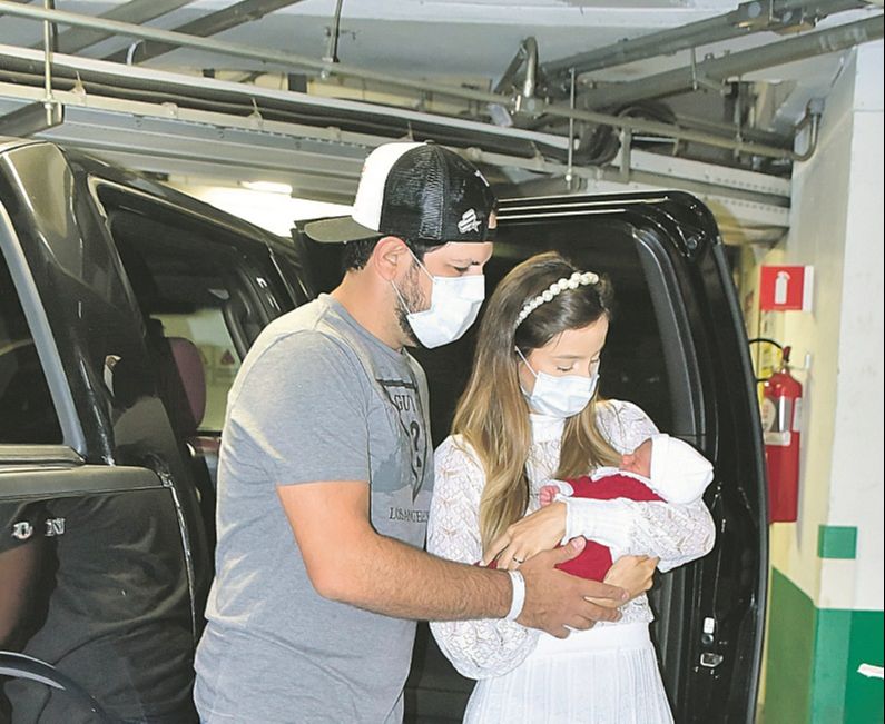 Sorocaba e a modelo Biah Rodriguez com o pequeno Theo, que nasceu no mês passado (Foto: Agnews)