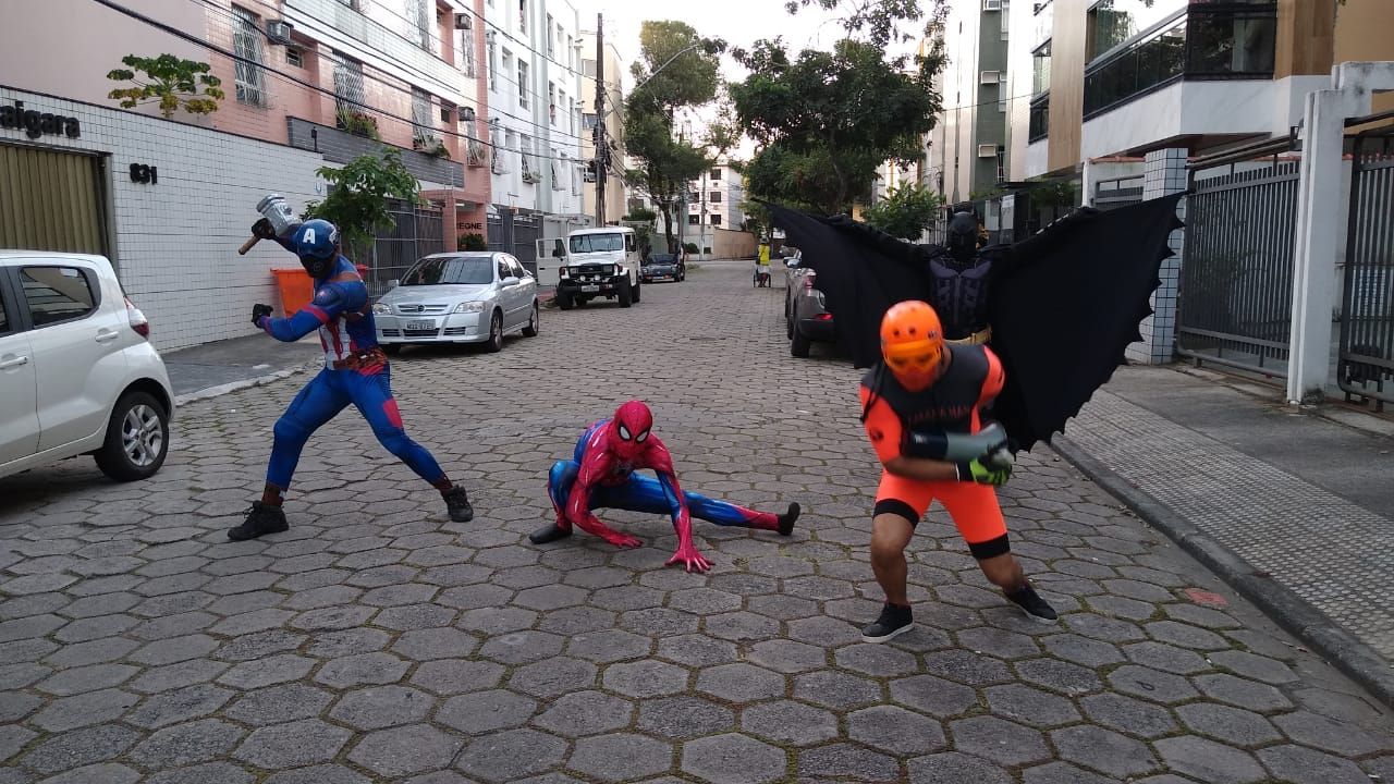 Famosos por fazer o bem, Batman, a Batgirl, Homem Aranha, Robin, Capitão América e o Laranja Man saíram de dentro de um Batmóvel (Foto: Divulgação/ Liga do Bem)