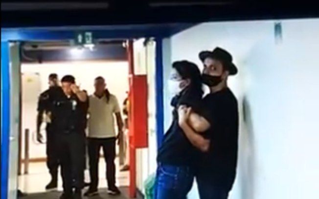 Suspeito está armado com uma faca (Foto: Reprodução / Twitter)