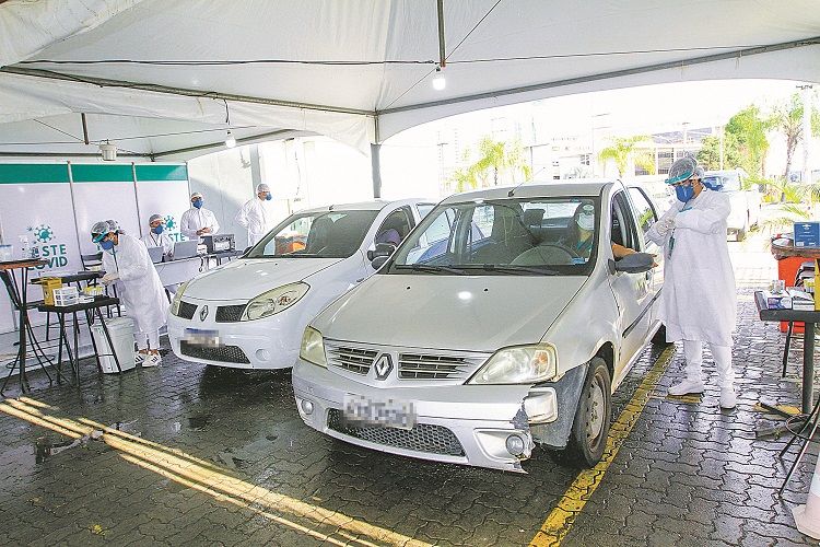 Exames rápidos, para verificar se a pessoa teve contato com o vírus, podem ser feitos até dentro do carro (Foto: Dayana Souza/AT)