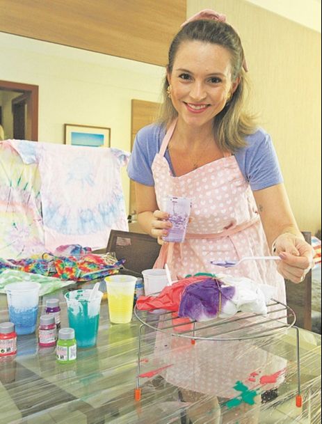 Servidora Pública Rhuana Ribeiro criou modelos em blusas antigas (Foto: Dayana Souza/AT)