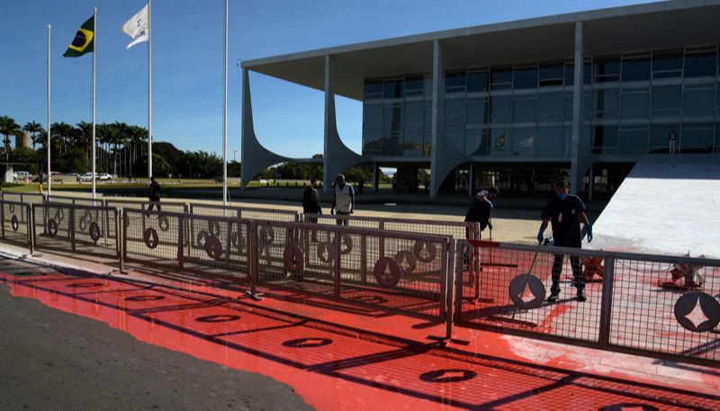 Um manifestante jogou uma lata de tinta na rampa do Palácio do Planalto (Foto: Cláudio Reis / Agência Estado)