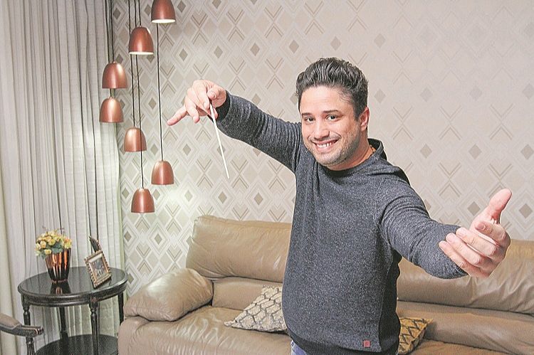 O maestro Max Carvalho ficou preocupado com a família, mas ele não transmitiu o vírus a ninguém. “Deixo a mensagem positiva que é possível superar a doença” (Foto: Leone Iglesias/AT)