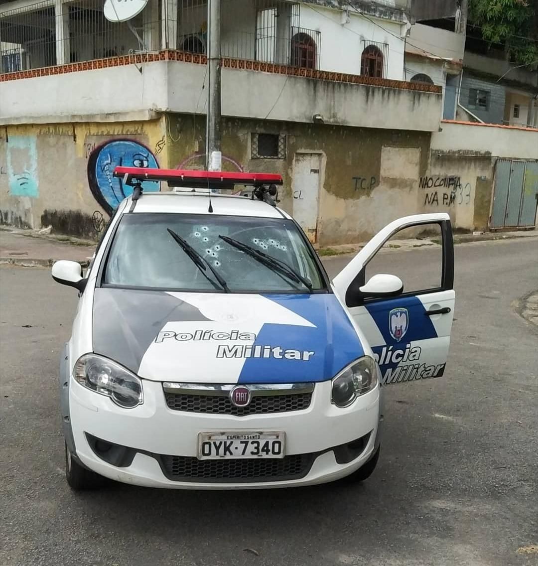 Viatura da PM foi atingida por disparos (Foto: Enviada por WhatsApp)