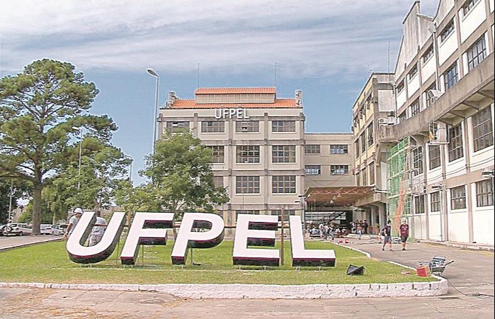 Universidade Federal de Pelotas está oferecendo 13 vagas efetivas para professores de diversas áreas (Foto: Divulgação)