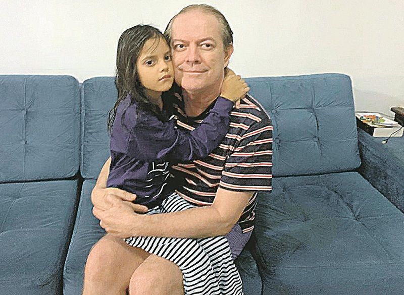 Vereador Heliosandro Mattos com a filha Helina, de 7 anos, após receber alta do hospital (Foto: Acervo Pessoal)