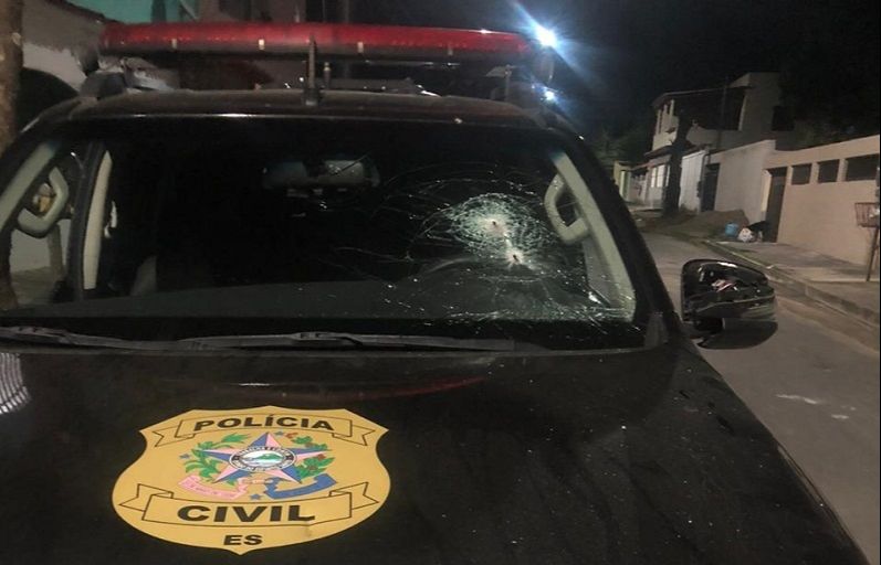 Viatura da PC atingida por tiros de metralhadora em Nova Carapina, na Serra. (Foto: Divulgação)