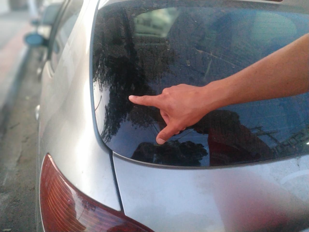 Vítima mostrando o carro que foi levado em assalto pelos bandidos. (Foto: Kananda Natielly)
