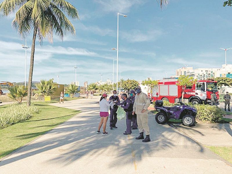 Agentes da Guarda Municipal fizeram distribuição de máscaras na praia (Foto: Prefeitura de Vitória/ Divulgação)