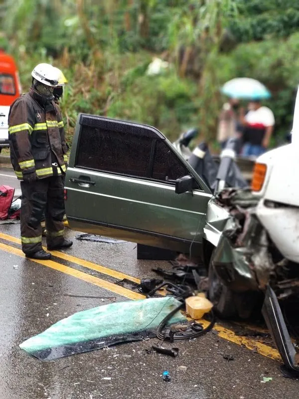 Imagem ilustrativa da imagem Acidente entre carro e caminhão deixa dois feridos em Santa Teresa
