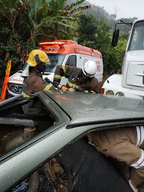 Imagem ilustrativa da imagem Acidente entre carro e caminhão deixa dois feridos em Santa Teresa