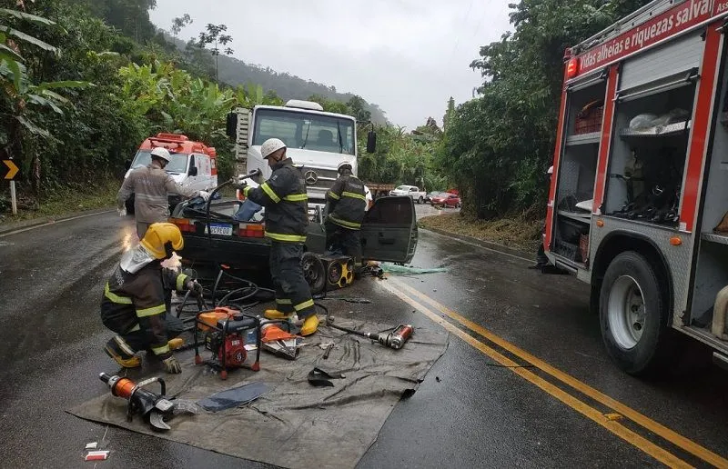 Imagem ilustrativa da imagem Acidente entre carro e caminhão deixa dois feridos em Santa Teresa