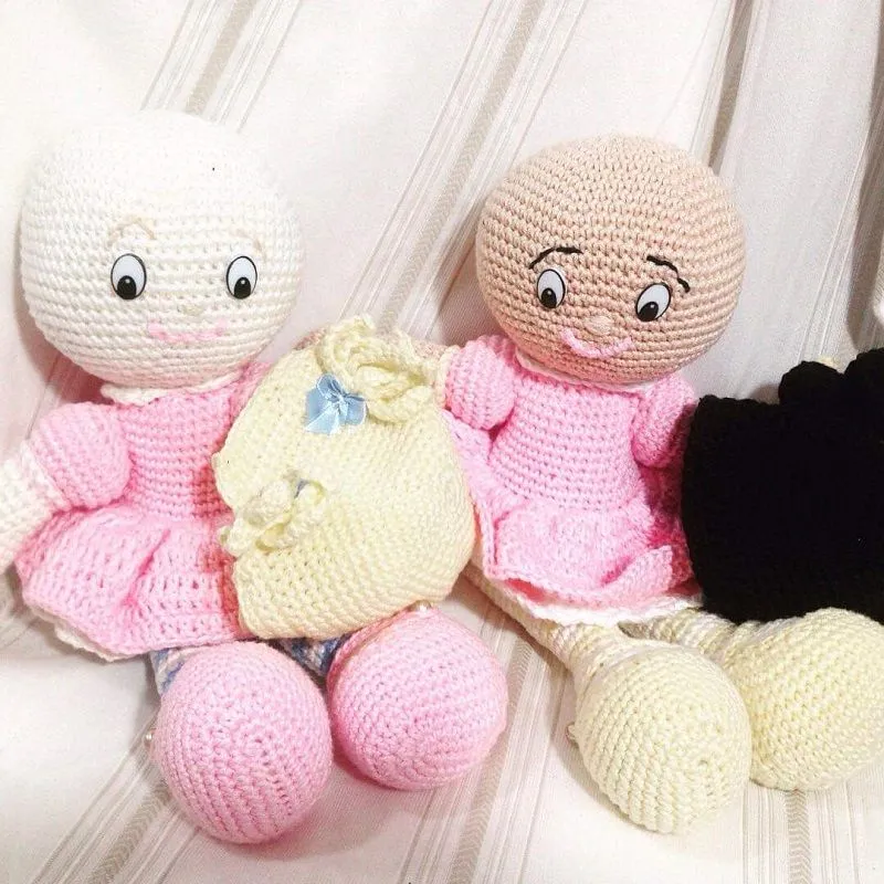 Imagem ilustrativa da imagem Artesã cria bonecas sem cabelo para doar para crianças em tratamento de câncer
