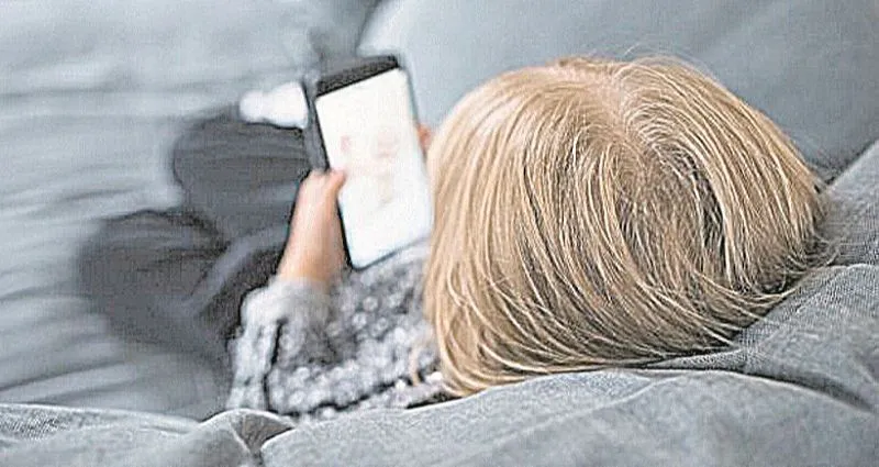 Criança brinca com celular: os  pais devem diminuir o tempo de uso de eletrônicos e telas pelos pequenos. O excesso pode aumentar a irritação e a insônia