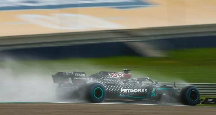 Imagem ilustrativa da imagem Hamilton celebra pole após desempenho perfeito na chuva