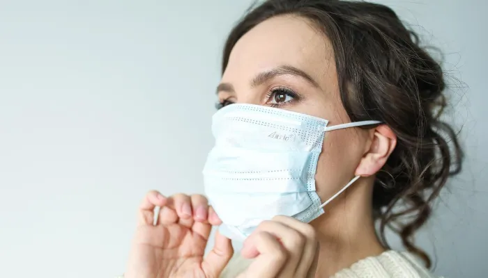 Mulher usa máscara contra o novo coronavírus