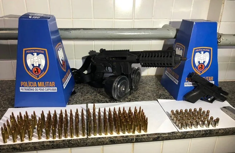 Imagem ilustrativa da imagem VÍDEO | Fuzil que dá até 200 tiros por minuto é apreendido em Guarapari