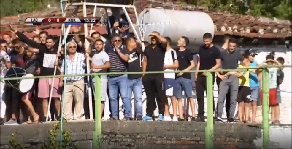 Imagem ilustrativa da imagem Capixaba na Albânia ficou surpreso com torcida na laje, em jogo sem público