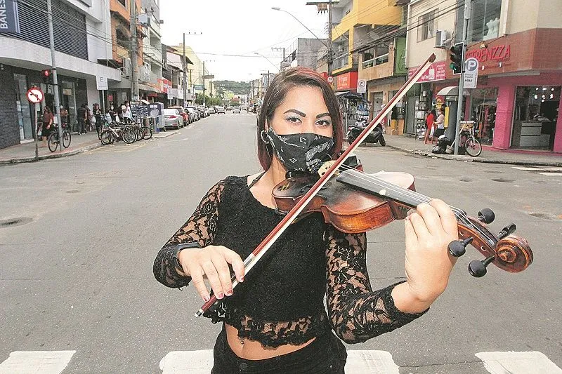 Imagem ilustrativa da imagem VÍDEO | Professora de violino dá show nas ruas