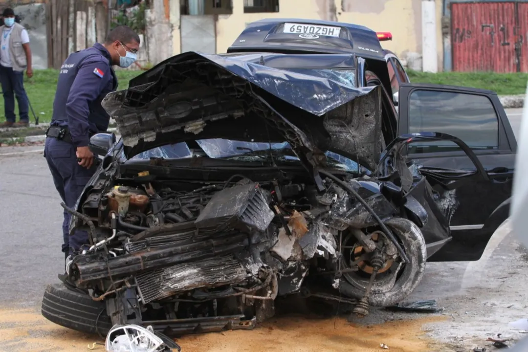 Imagem ilustrativa da imagem Motorista de aplicativo perde controle do carro e tem fratura exposta após bater em muro