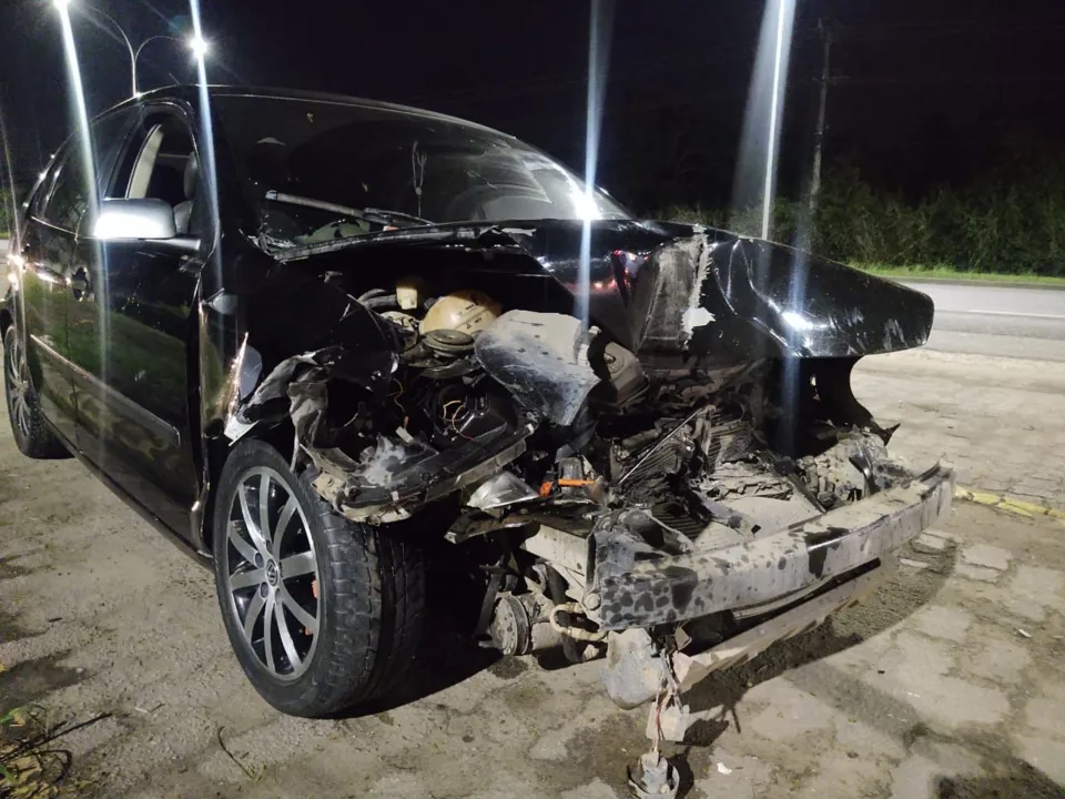 Imagem ilustrativa da imagem Acidente com carreta e carro de passeio deixa três feridos em Vila Velha