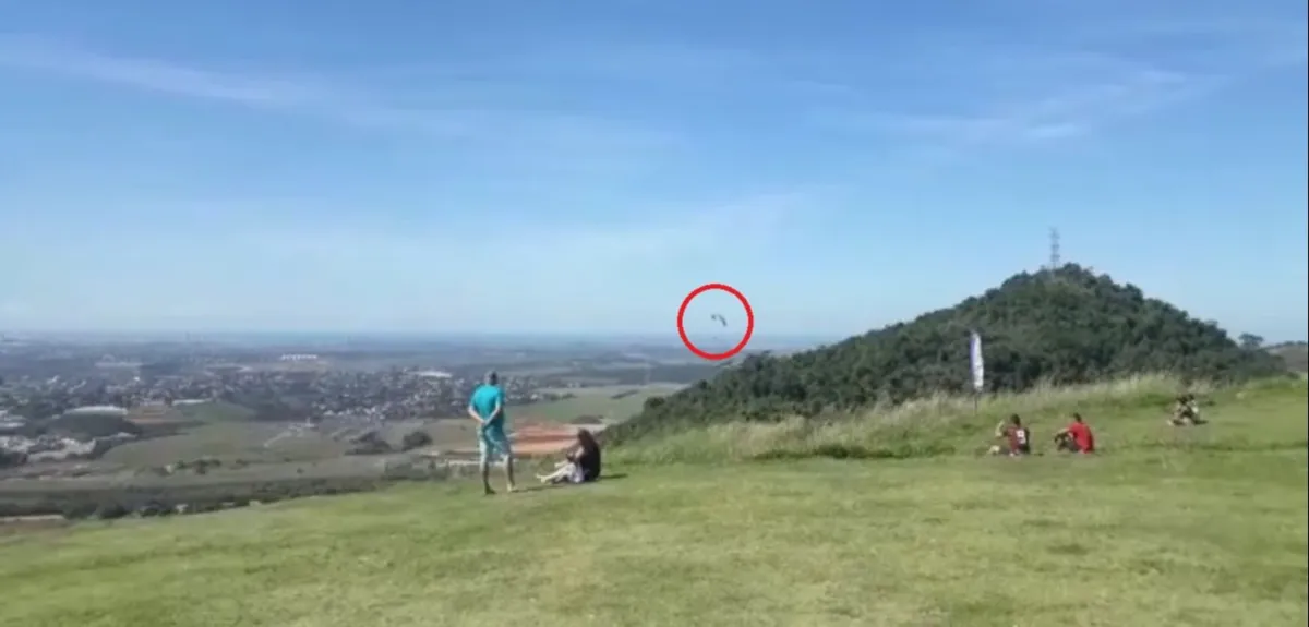 Imagem ilustrativa da imagem Parapente: Defesa do piloto alega que queda aconteceu após 15 minutos de voo