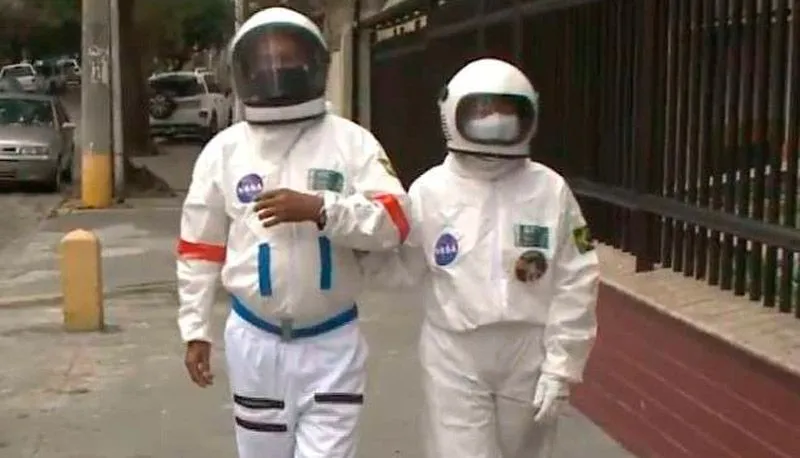 Imagem ilustrativa da imagem Casal de idosos se veste de Astronauta para aproveitar as praias do Rio de Janeiro