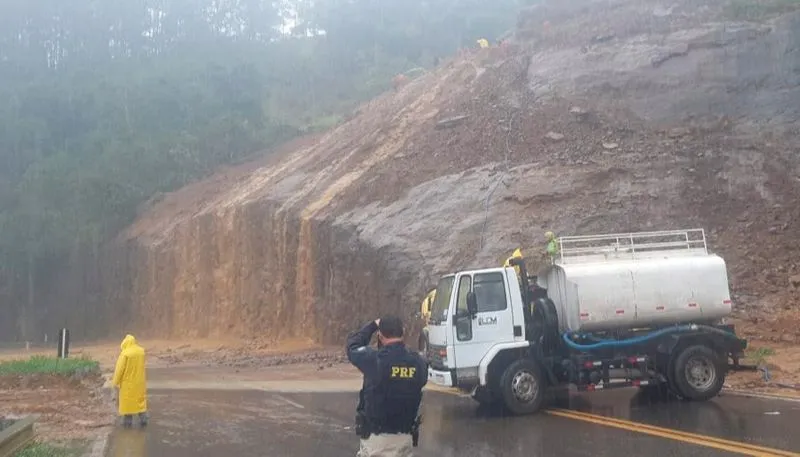 Imagem ilustrativa da imagem BR-262 segue parcialmente interditada após queda de barreira