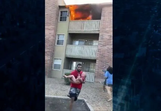 Imagem ilustrativa da imagem VÍDEO | Ex-jogador de futebol salva criança que foi jogada de casa em chamas