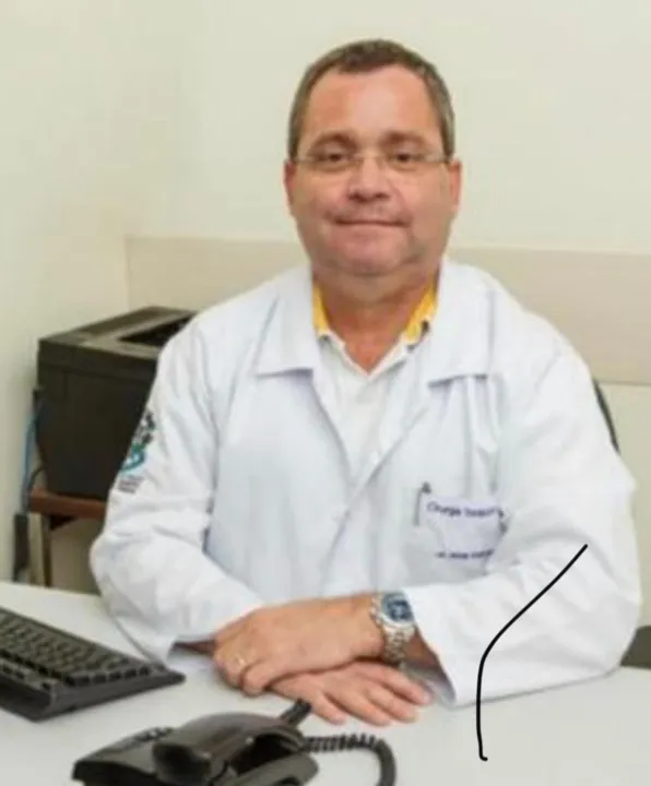Imagem ilustrativa da imagem VÍDEO | Médico sai da UTI após quase 50 dias internado e ganha aplausos