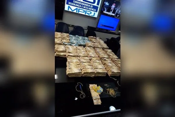 Imagem ilustrativa da imagem Polícia encontra R$ 30 milhões na casa de ex-secretário de saúde do Rio