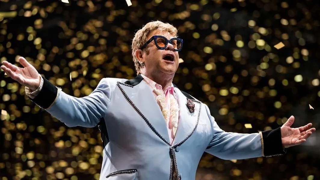 Imagem ilustrativa da imagem Elton John libera íntegra do show que fez no Rio de Janeiro em 1995. Confira aqui