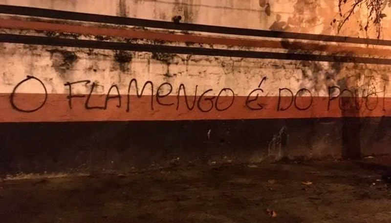 Imagem ilustrativa da imagem Sede do Flamengo é pichada após anúncio de cobrança por transmissão de jogo