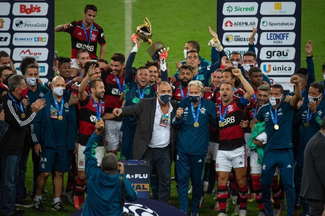 Imagem ilustrativa da imagem Jorge Jesus evita falar sobre futuro e comemora título estadual com o Fla