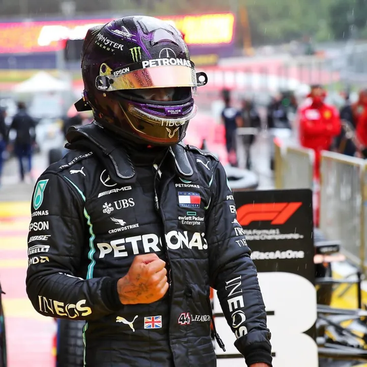 Imagem ilustrativa da imagem Hamilton celebra pole após desempenho perfeito na chuva