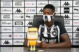 Imagem ilustrativa da imagem Athletico-PR oficializa contratação de Matheus Babi, ex-Botafogo