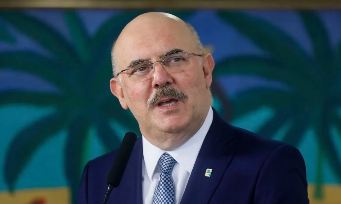 Imagem ilustrativa da imagem Ministro da Educação diz que por ele aulas voltariam amanhã
