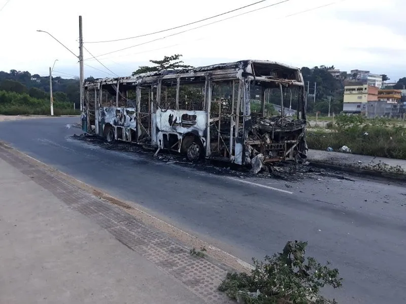 Imagem ilustrativa da imagem Criminosos fortemente armados incendeiam ônibus em Cariacica