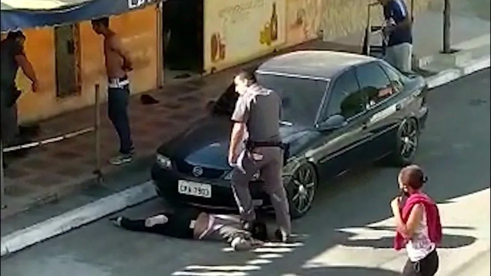 Imagem ilustrativa da imagem Policial pisa no pescoço de mulher negra e arrasta a vítima na zona sul de SP