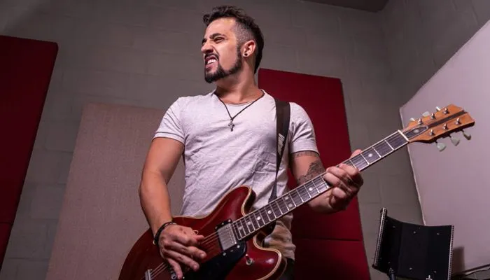 Imagem ilustrativa da imagem Raphael Morais faz show online com covers e canções autorais